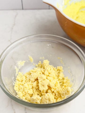 lemon cake mix streusel in a clear bowl.