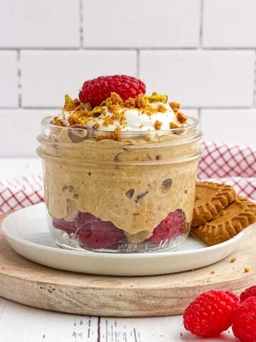 gingerbread overnight oats in a mason jar.