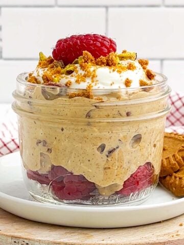 gingerbread overnight oats in a mason jar.