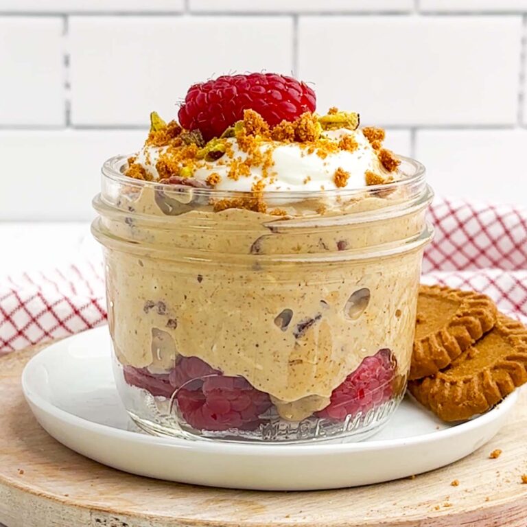 gingerbread overnight oats in a mason jar.