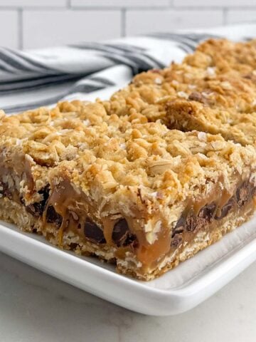 caramelitas on a white plate.